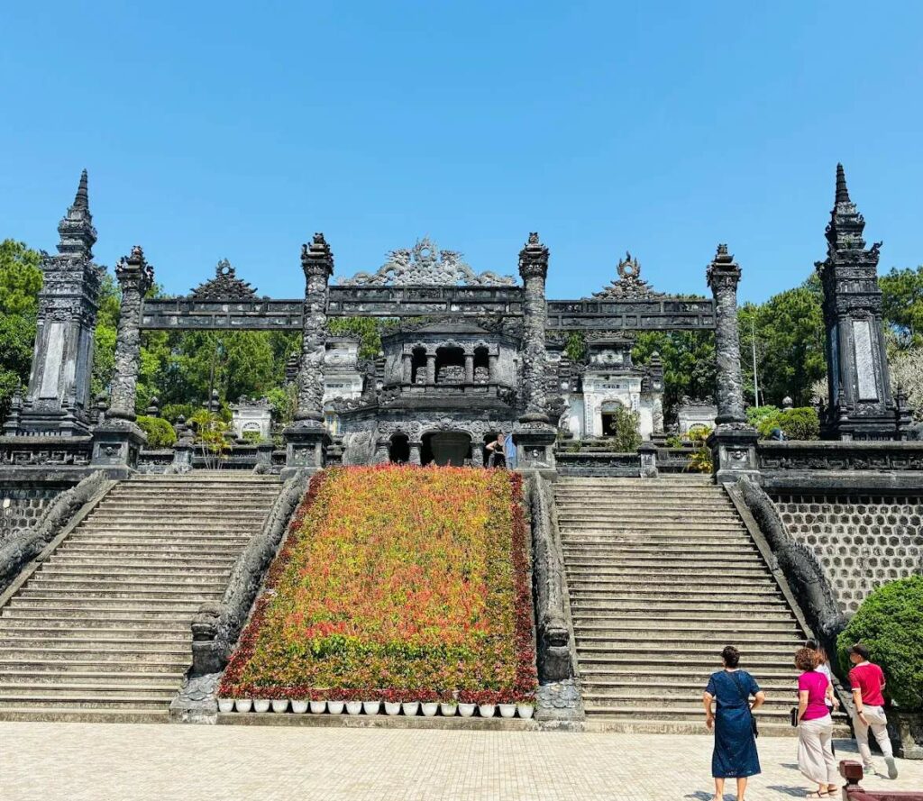 Cour Bai Dinh et piliers du tombeau de Khai Dinh