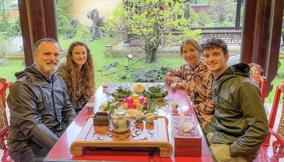 Dégustation de thé au jardin du palais Dien Tho à Hue