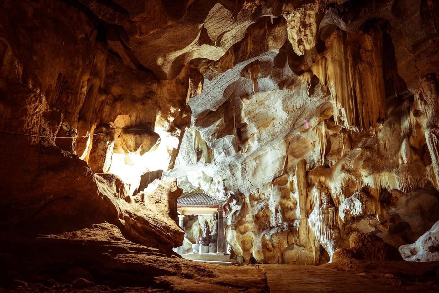 Intérieur de la grotte de Thien Huong à Tam Coc