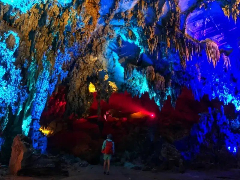Éclairage de couleur dans la grotte de Hua Ma
