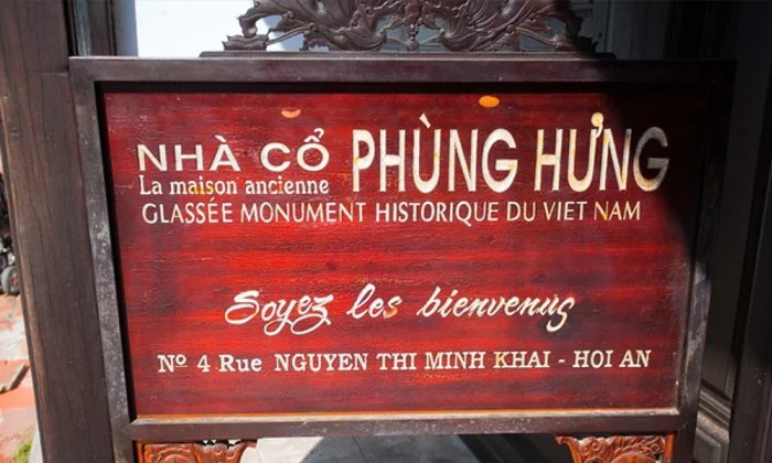Entrée de la maison Phung Hung, monument historique national