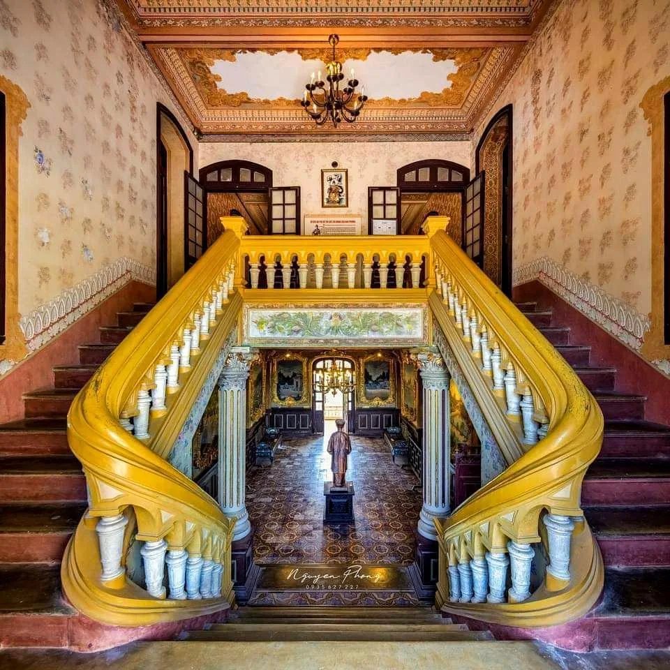 Escalier decore du palais Khai Tuong