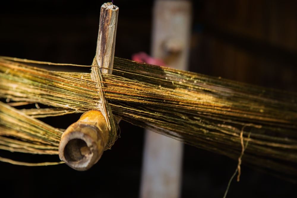 Fibres de lin étirées sur un cadre en bois au village de Lung Tam
