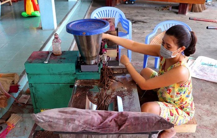 Fabrication de l'encens à la main à Thuy Xuan