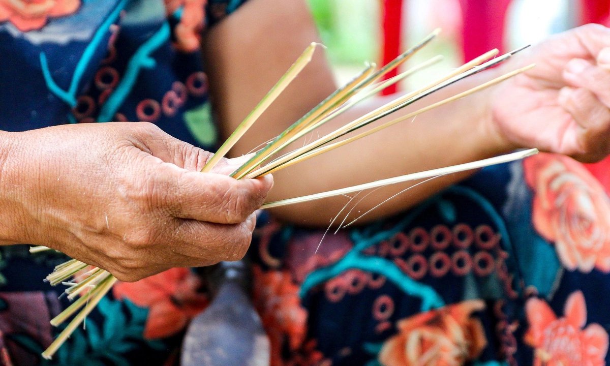 Fabrication à la main d'une fleur en papier à Thanh Tien