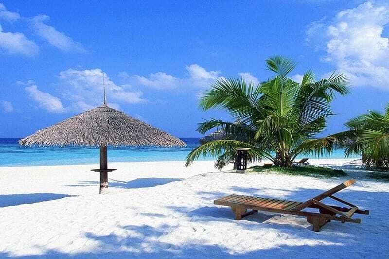 Transat et parasol sur la plage de Cua Dai