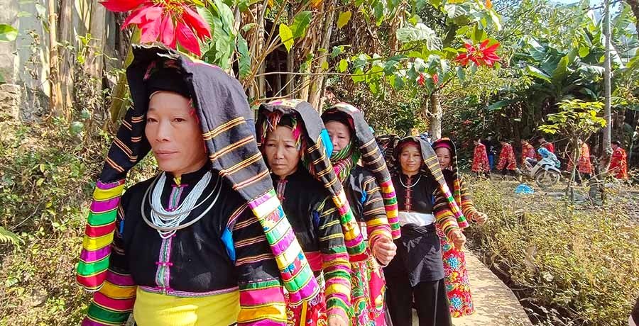 Femmes lo lo noires en tenue traditionnelle à Khuoi Khon