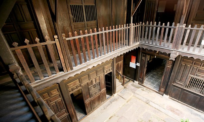 Galerie à l'étage et colonnes de lim de la maison Phung Hung