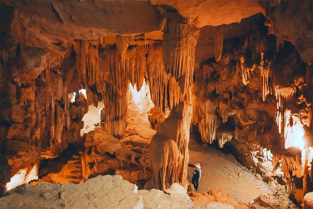 Grotte aux concrétions calcaires à Thung Nham