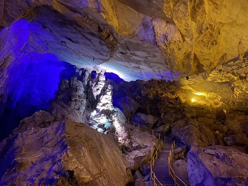 Vaste salle intérieure de la grotte de Hua Ma éclairée