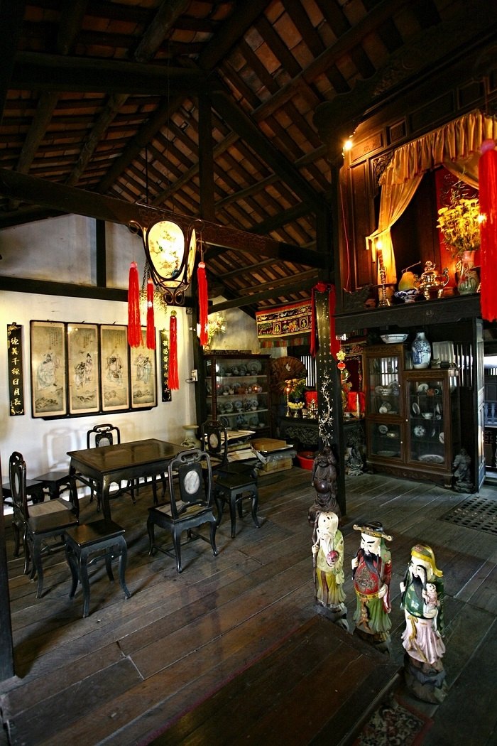 Rez-de-chaussée et mobilier ancien de la maison Phung Hung