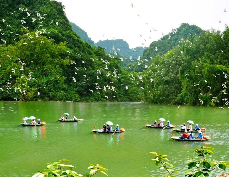 Lac de Tien et pitons calcaires à Thung Nham