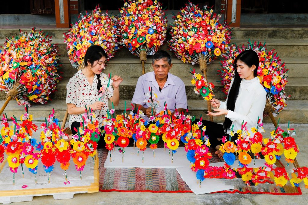 On peut s'initier soi-même à l'art de la fleur en papier
