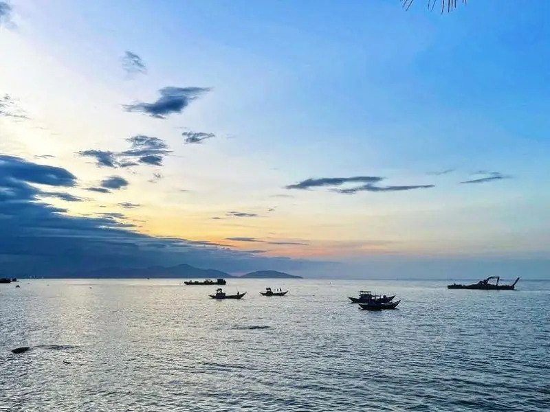 Lever de soleil et barques de pêcheurs à Cua Dai