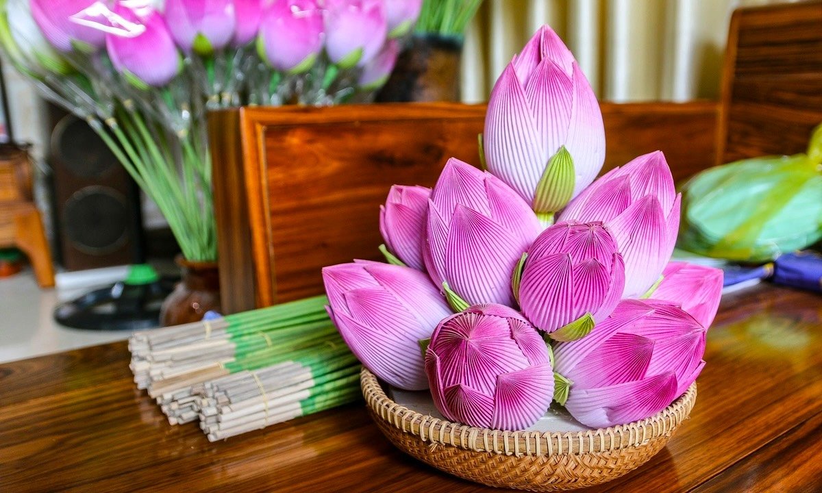 Lotus en papier tenu dans la main, Thanh Tien