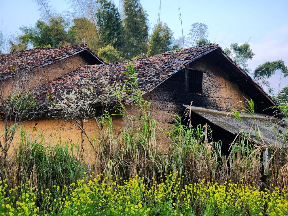 Ancienne maison en pisé de Thien Huong désormais inhabitée