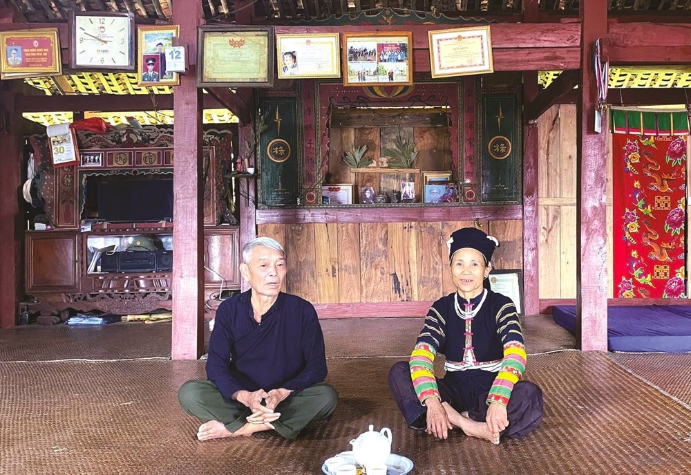 Intérieur d'une maison sur pilotis lo lo à Khuoi Khon