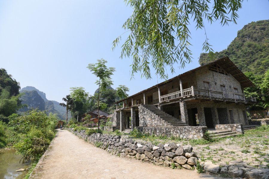 Maison sur pilotis en pierre à deux niveaux au village de Khuoi Ky