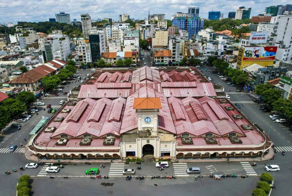 Architecture coloniale du marché Ben Thanh et sa tour-horloge