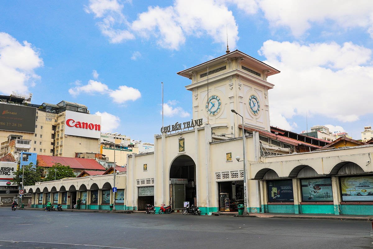 Façade principale du marché Ben Thanh et sa tour-horloge