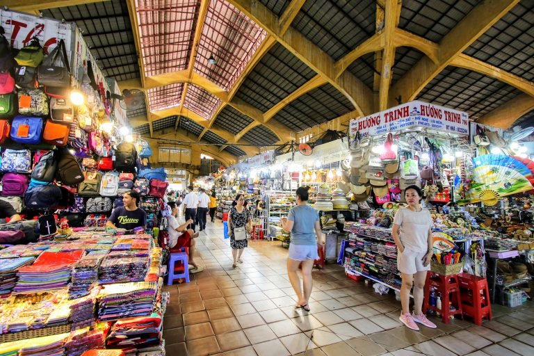 Stands et allées commerçantes à l'intérieur du marché Ben Thanh