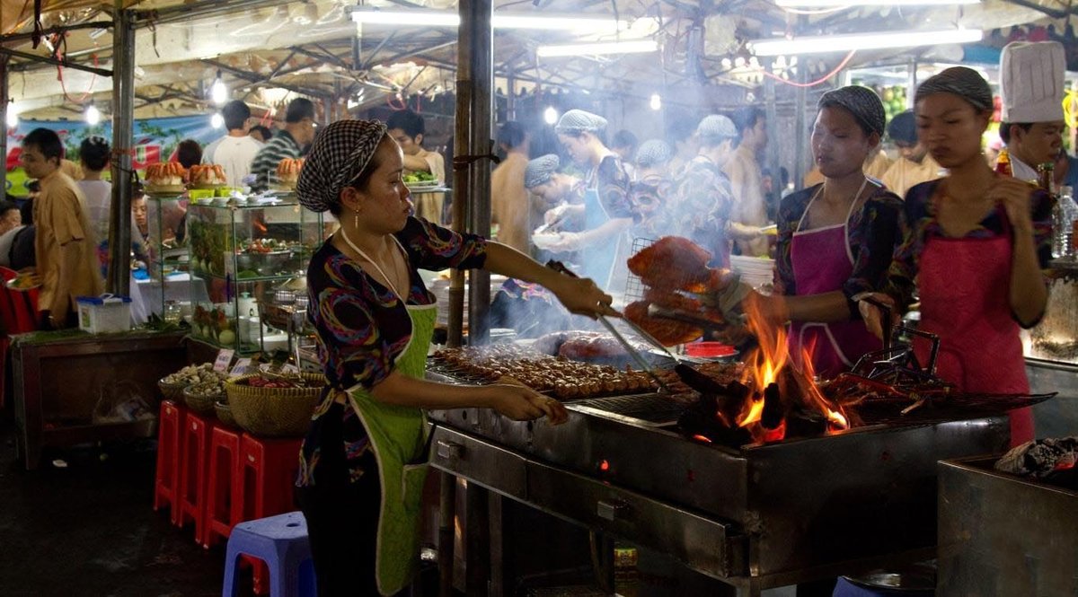 Le marché nocturne de Ben Thanh illuminé la nuit