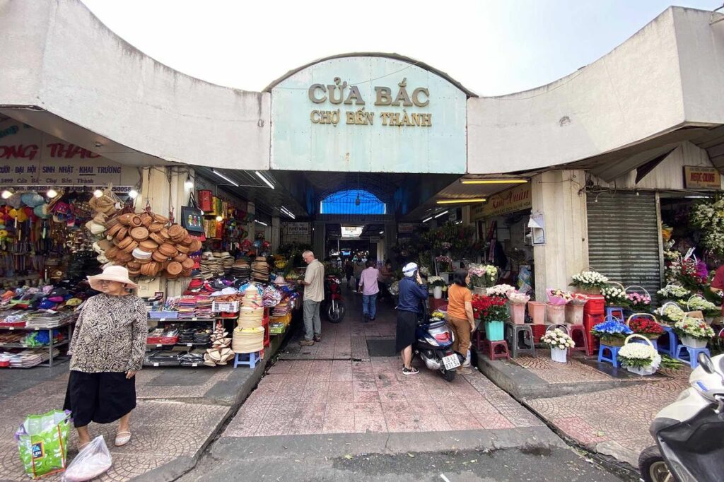 Les quatre portes d'entrée du marché Ben Thanh orientées vers les quatre points cardinaux