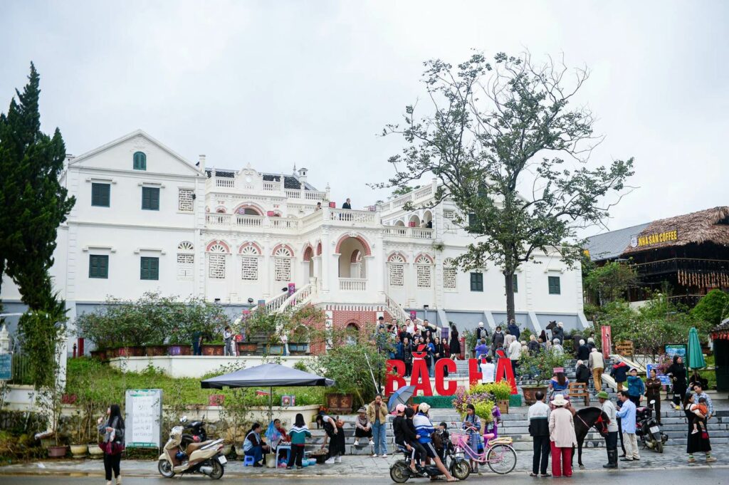 Façade blanche du palais Hoang A Tuong, le palais du Vua Meo