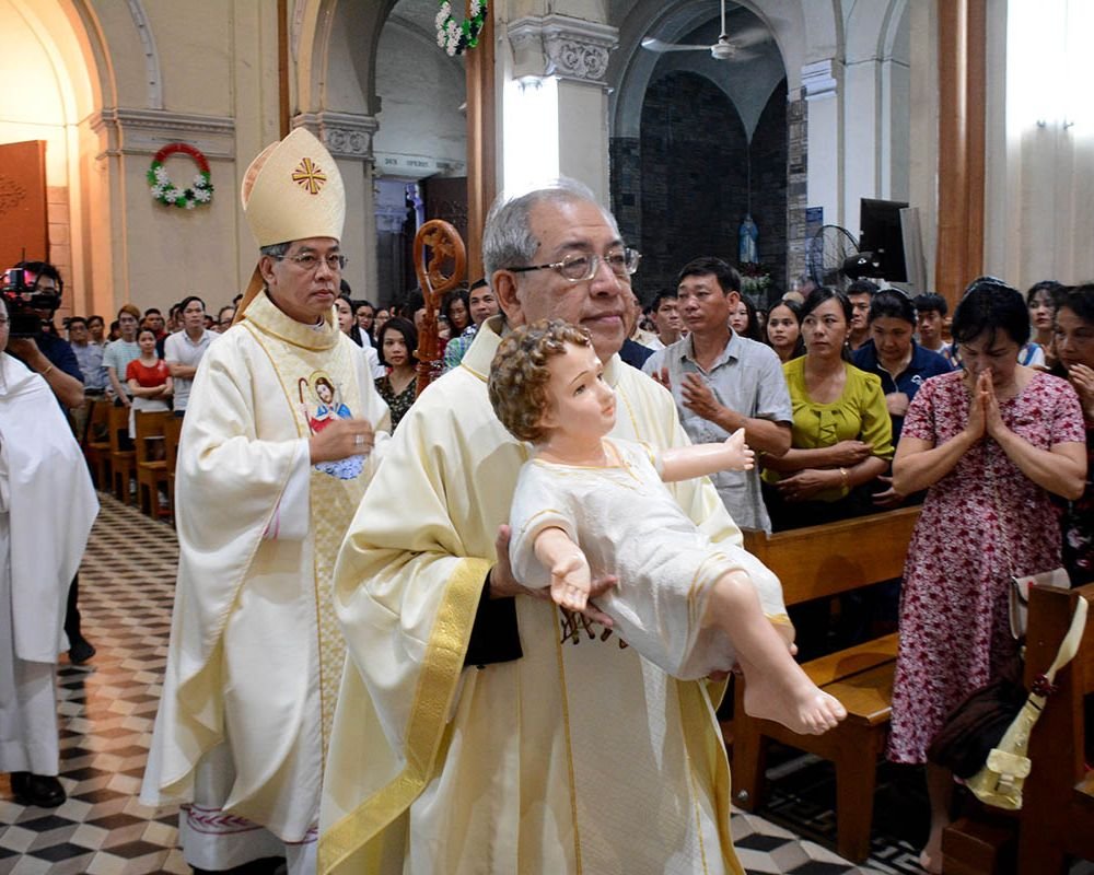 Une messe célébrée à la cathédrale Notre-Dame de Saïgon.