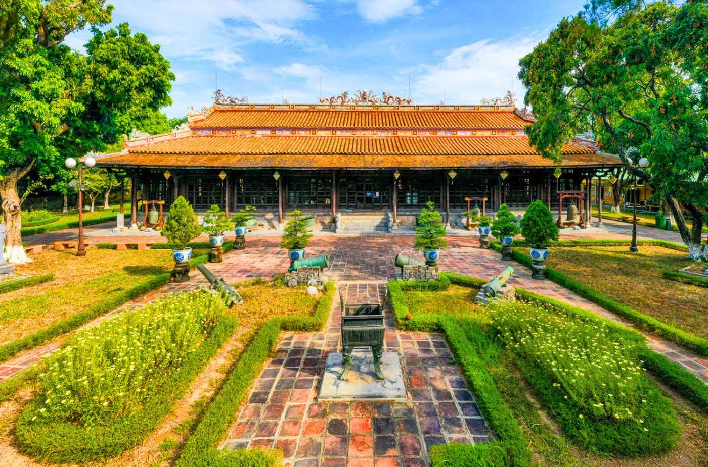 Façade du Musée des antiquités royales de Hue dans son jardin
