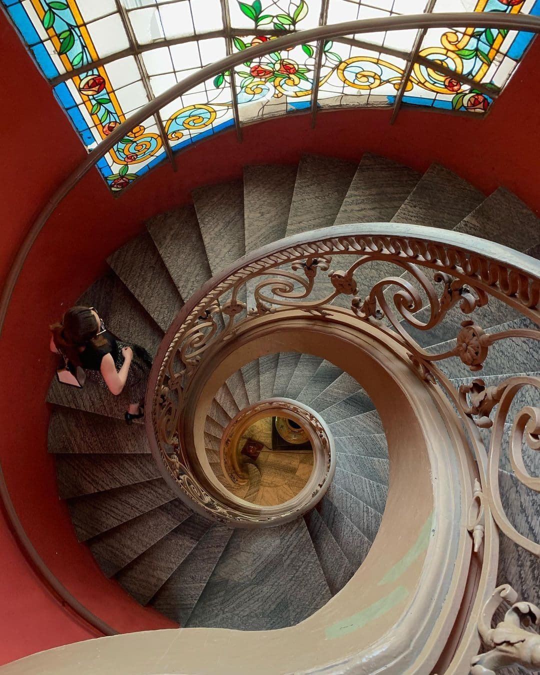 Escalier en colimaçon du Musée des Beaux-Arts de Ho Chi Minh-Ville avec vitraux Art nouveau colorés