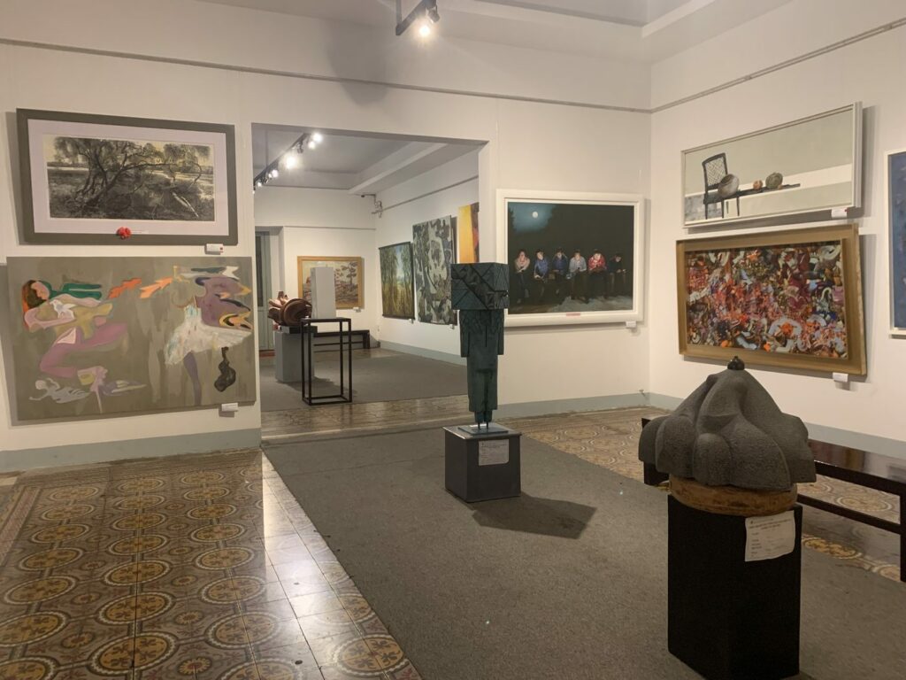 Galerie d'exposition du Musée des Beaux-Arts de Ho Chi Minh-Ville, peintures et sculptures vietnamiennes contemporaines