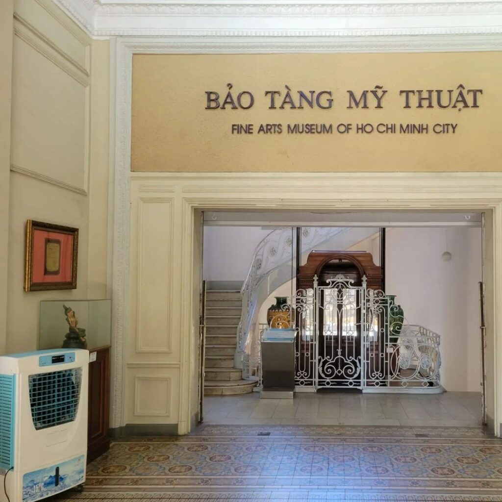 Hall d'entrée du Musée des Beaux-Arts de Ho Chi Minh-Ville avec l'enseigne officielle et l'escalier en marbre