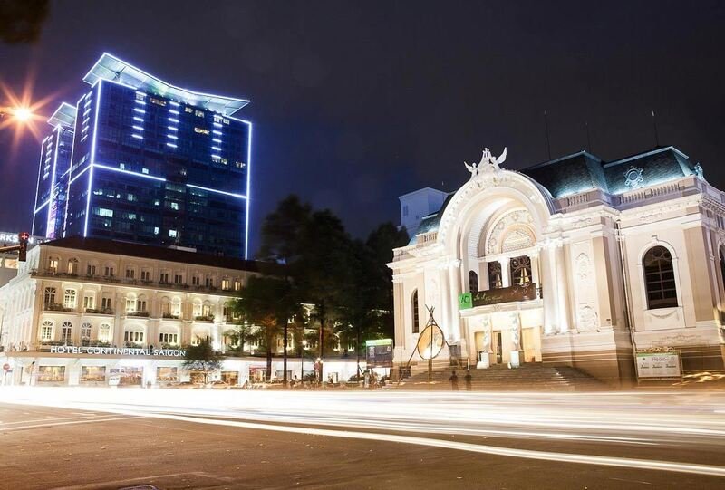 Opéra de Saïgon illuminé la nuit, façade baroque éclairée en doré avec traînées lumineuses, Hô Chi Minh-Ville