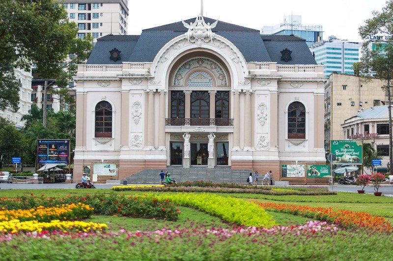 Façade de l'Opéra de Saïgon depuis la place Lam Sơn, entourée de parterres fleuris, District 1, Hô Chi Minh-Ville