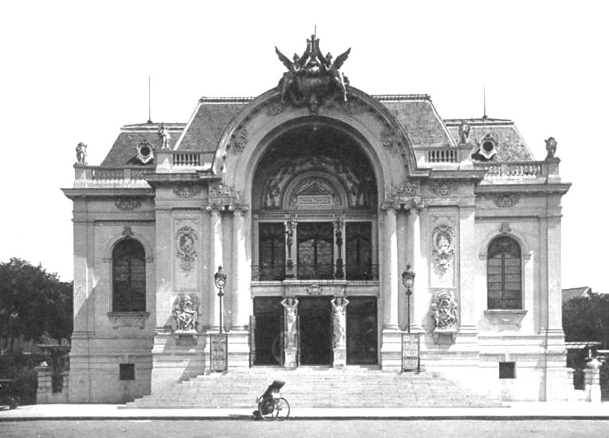 Photo historique en noir et blanc de l'Opéra de Saïgon vers 1900, façade de style Gothique Flamboyant à l'époque coloniale française