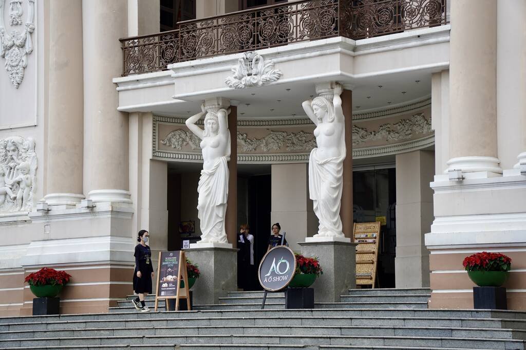 Entrée de l'Opéra de Saïgon avec les deux statues de caryatides inspirées de l'Érechthéion d'Athènes