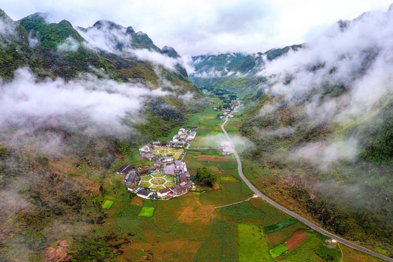 Le village de Pa Vi au pied du col de Ma Pi Leng