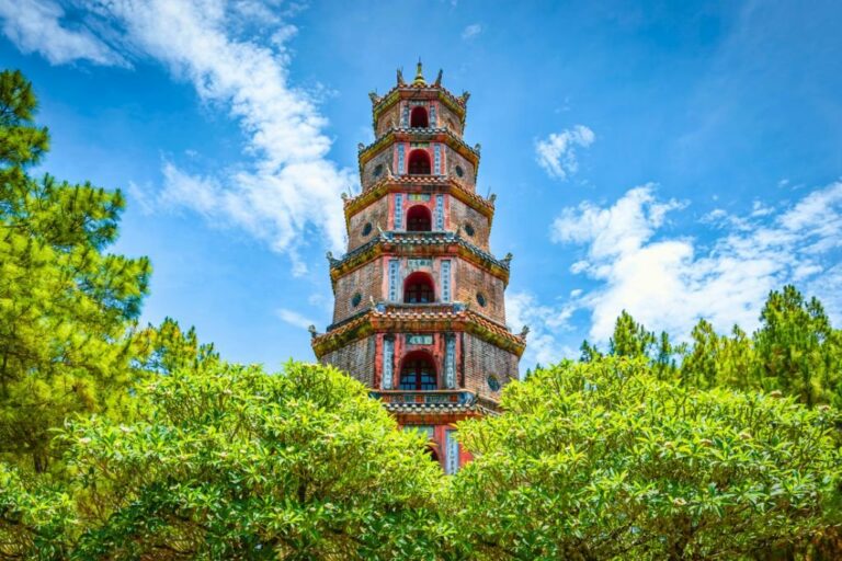 Pagode Thien Mu au bord de la rivière des Parfums à Hué