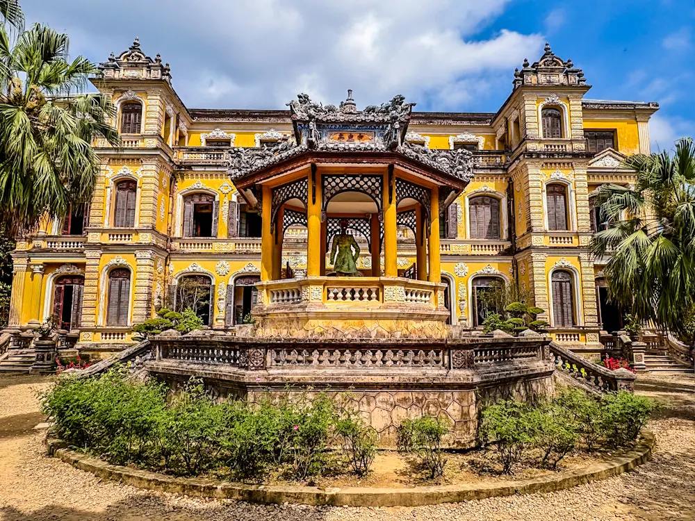 Vue d'ensemble du palais An Dinh et de son parc