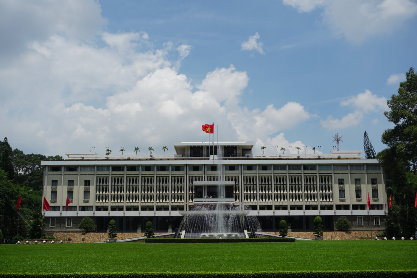 La façade moderne du Palais de la Réunification, à Saïgon.