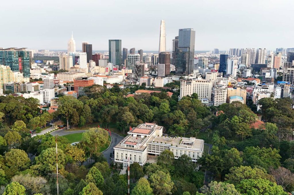 Vue aérienne du Palais de la Réunification et de son parc, au cœur de Saïgon.