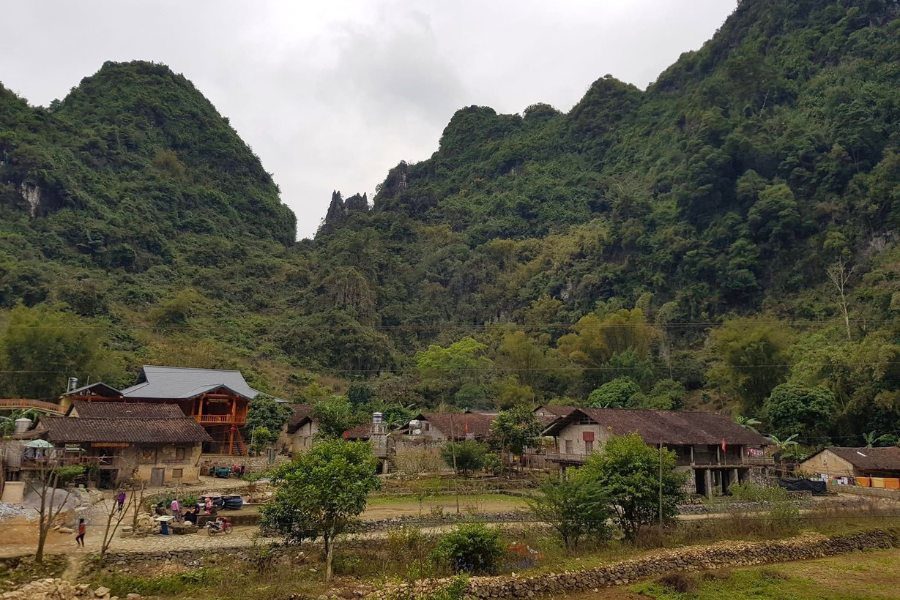 Panorama du village de pierre de Khuoi Ky au milieu des pics karstiques de Cao Bang
