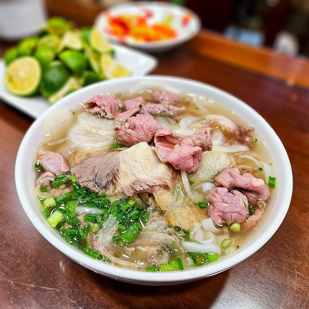 Un bol généreux de Pho 10 Ly Quoc Su et son choix de morceaux de bœuf.