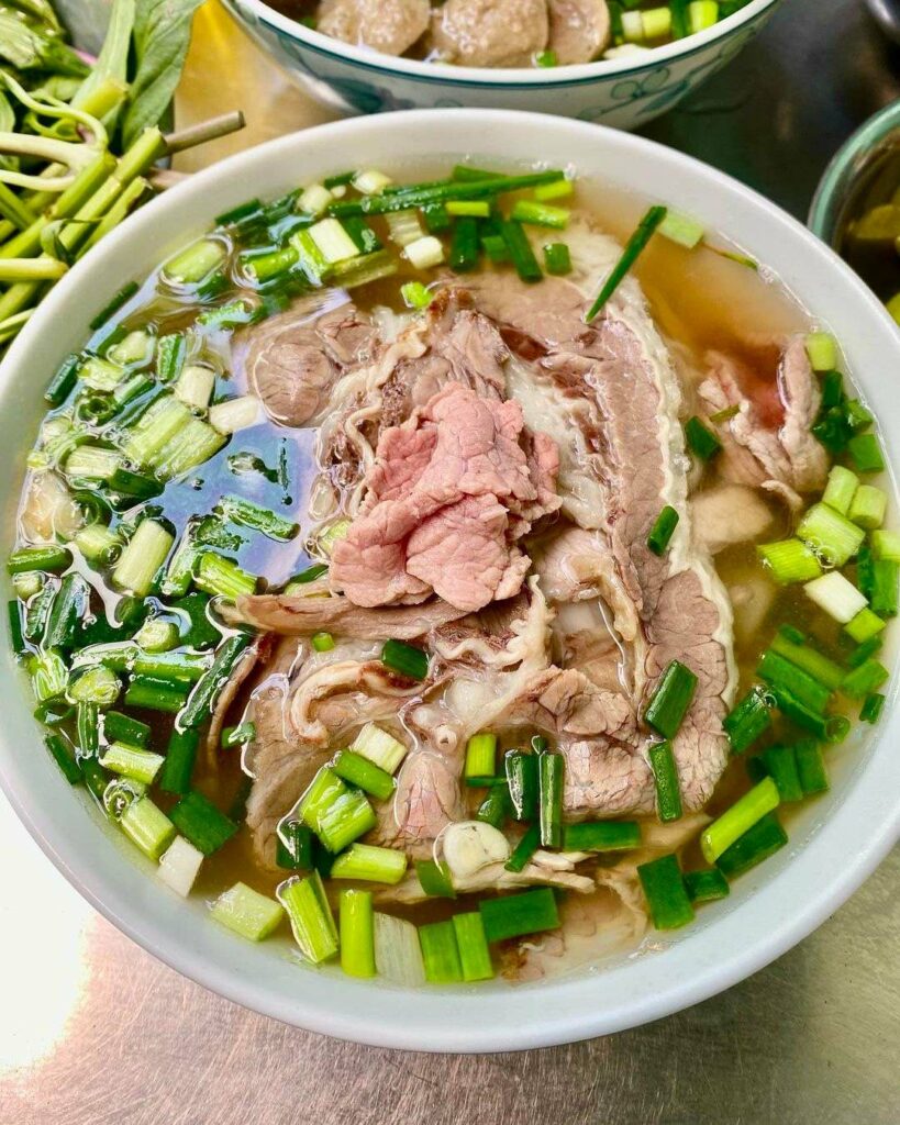 Le pho ga de Pho Anh, son bouillon au gras de poulet et son poulet effiloché.