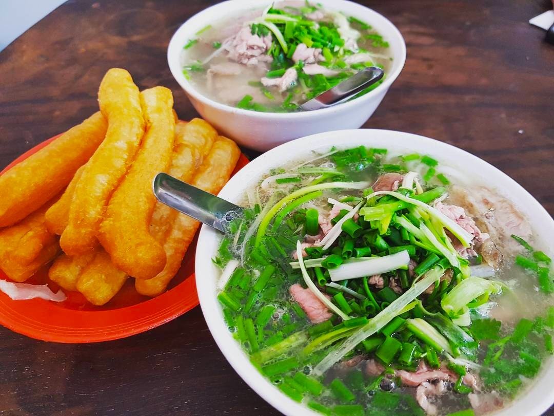 Le bol mythique de Pho Bat Dan, dans un bouillon clair et profond.