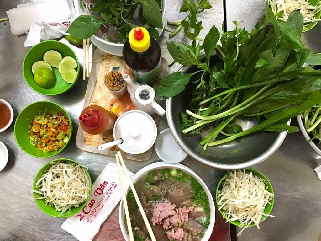 Le pho de Pho Cao Van, mijoté au feu de bois depuis près d’un siècle.