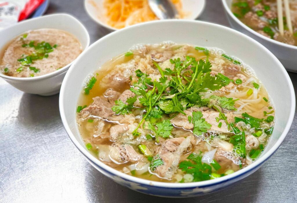 Le pho limpide de Pho Dau, à la nordiste : un bouillon clair et délicat.
