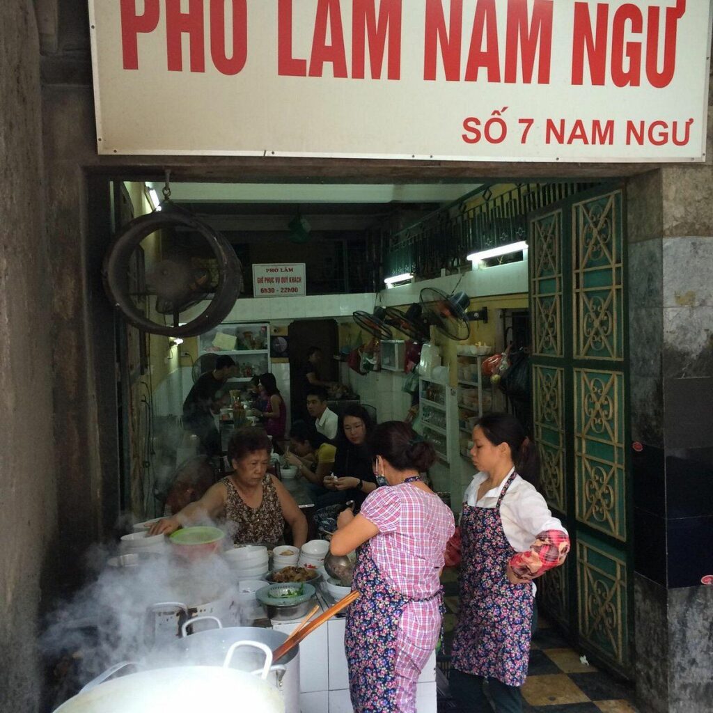 Le pho ga de Pho Lam, poulet à la peau dorée parfumé au combava.