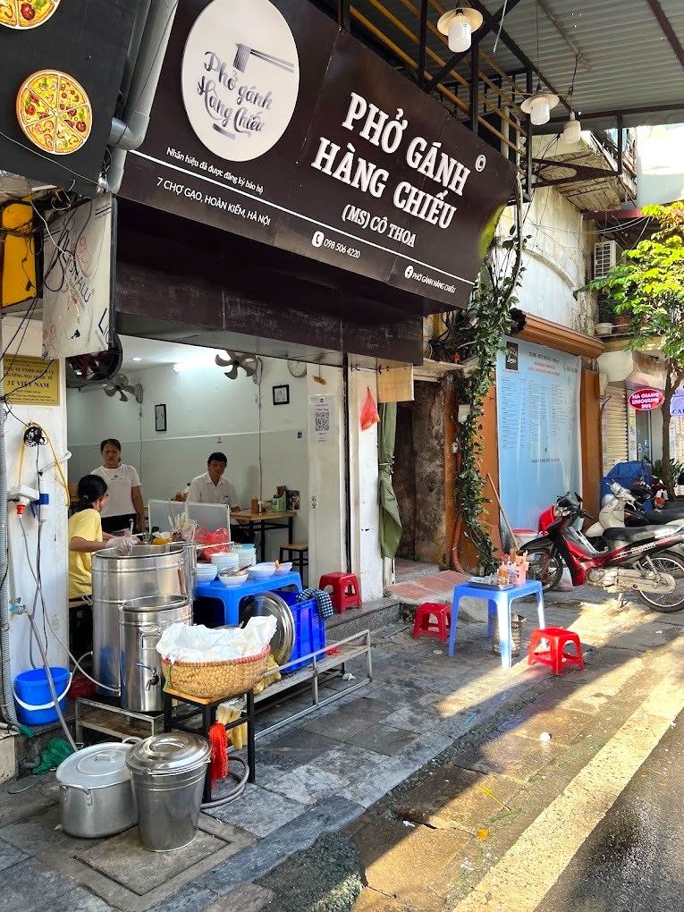 Le pho ganh de Hang Chieu, dressé à la palanche dès l’aube.